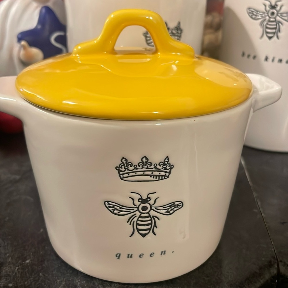 Queen bee pottery by Rae Dunn. Used in displays only.